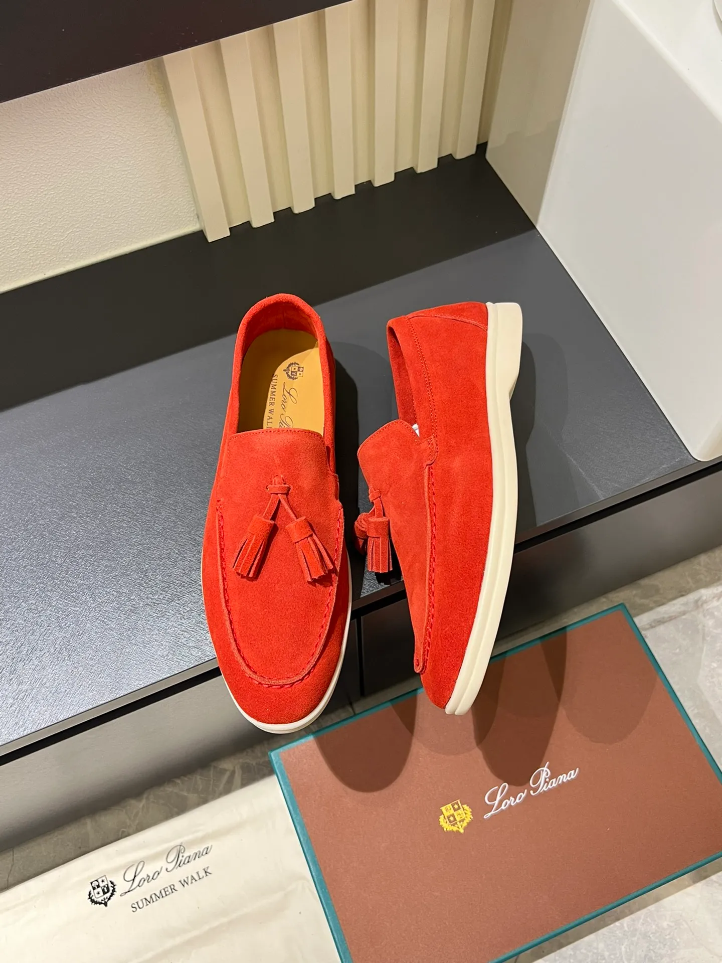 Men's shoes 💰p360 "Loro men's shoes 💰pian'*" Classic L men's shoes for couples 💰p Top version British flat loafers, a must-have item in old money style, the minimalist design is eye-catching and durable, a plus point for dressing The soft foot feel and texture are outstanding. They don’t scratch your feet and are very nice. They are matched with soft and waxy soles. They can be worn daily for a long time without getting tired. They are easy to wear, versatile and classic items, with perfect foot feel and texture! Imported cashmere fabric, the lining is made of imported A-grade water-dyed cow lining, the top version of the genuine leather midsole is sewn with pure handmade mark thread! Size: Female 35-40 (34. Customized) Male 38-44 (45.46. Customized)